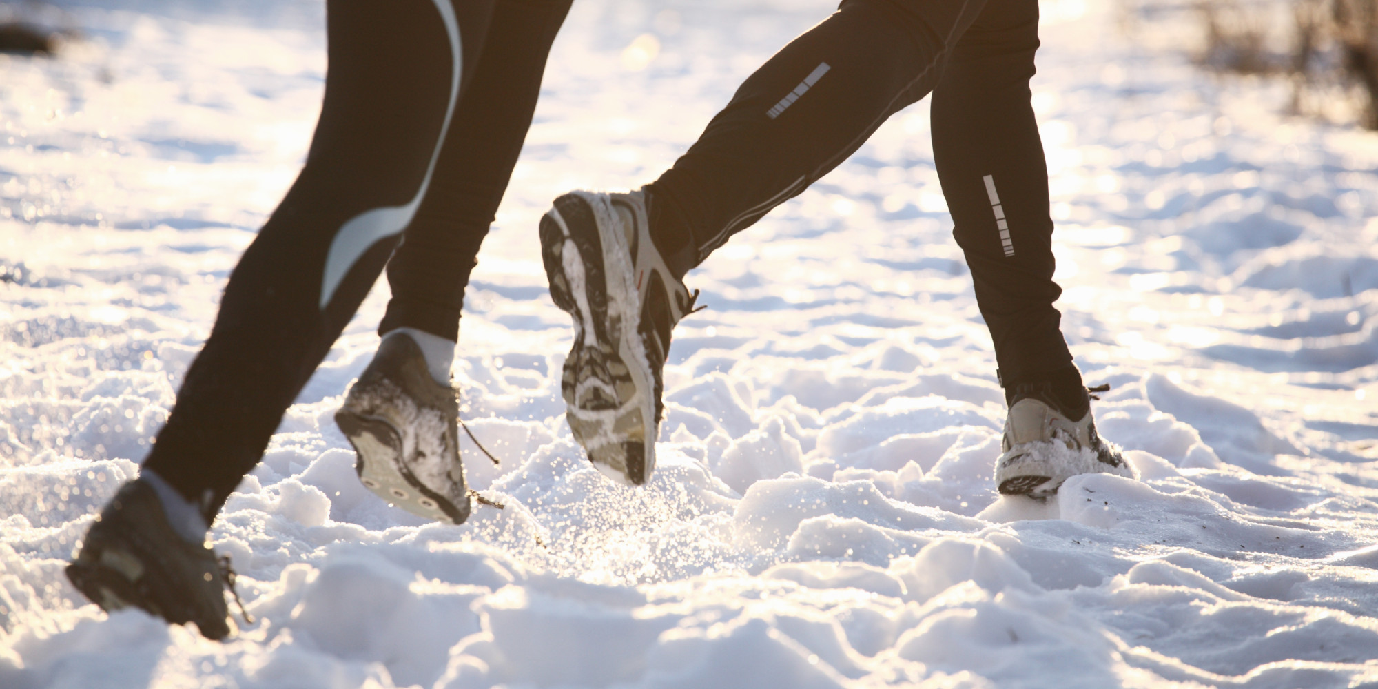 Ведь жизнь бежит что снег. Бег по снегу. Зимняя пробежка. Ноги зимой. Ноги зимой в кроссовках.