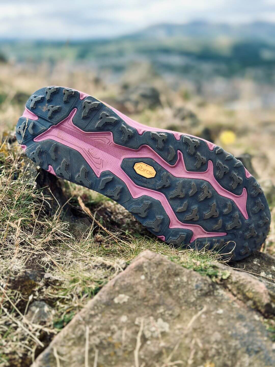 Подошва правой обуви от пары кроссовок HOKA Speedgoat 6 Trail Running Shoes