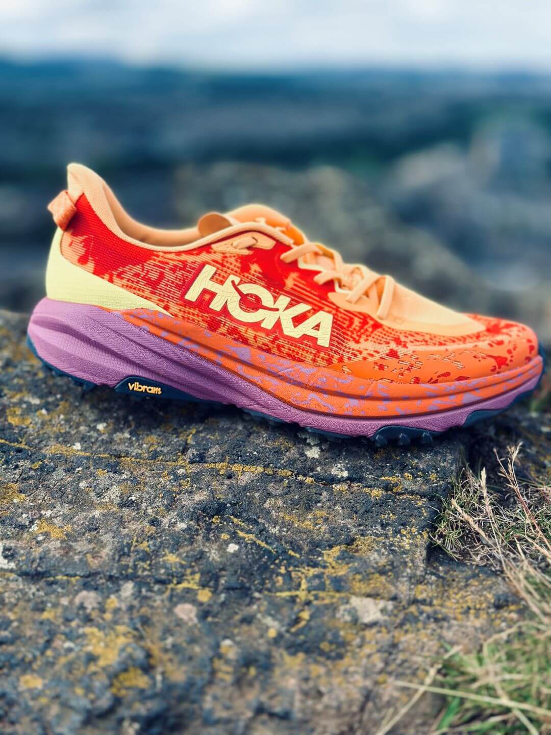 Вид сбоку на правый ботинок пары кроссовок HOKA Speedgoat 6 Trail Running Shoes